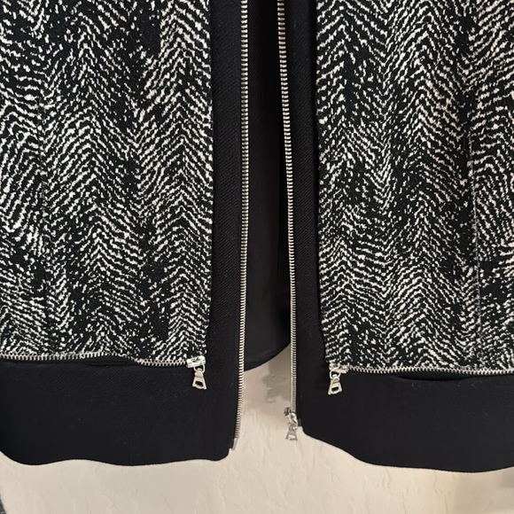 Sandro Black and White Blazer with Cropped Style and Elegant Pattern - Picture 3 of 7